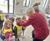 Návšteva seniorov a detí z jaslí v kultúrnom centre